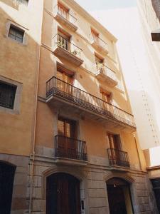 ein Gebäude mit Balkon auf der Seite in der Unterkunft Apartaments St. Jordi Comtal in Barcelona