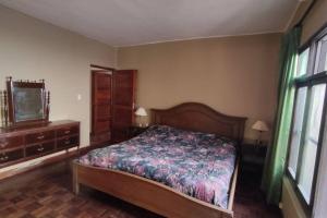 una camera con letto e TV a schermo piatto di Casa 363/ 2-8 personas a Tarija