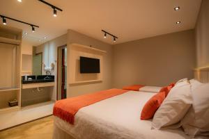1 Schlafzimmer mit einem großen Bett und einem Badezimmer in der Unterkunft Pousada Xica in Fernando de Noronha