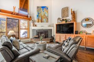 salon z dwiema kanapami i telewizorem w obiekcie Remodeled And Oversized 2-Bedroom Condo In West Keystone With Mountain Views, Pool, Hot Tub & Shuttle To Slopes! w mieście Keystone