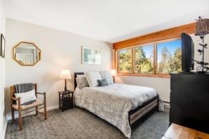 sypialnia z łóżkiem, krzesłem i oknem w obiekcie Remodeled And Oversized 2-Bedroom Condo In West Keystone With Mountain Views, Pool, Hot Tub & Shuttle To Slopes! w mieście Keystone +17 zdjęć