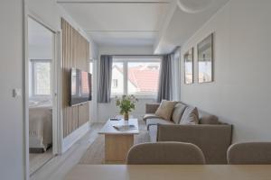 een woonkamer met een bank en een tafel bij Bob W Gamle Oslo in Oslo