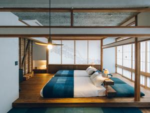 GotsuShowcase Hotel KASANE的一间带窗户的房间里有一张大床的卧室