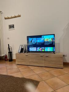 TV a/nebo společenská místnost v ubytování 85 mjka house free parking COMO