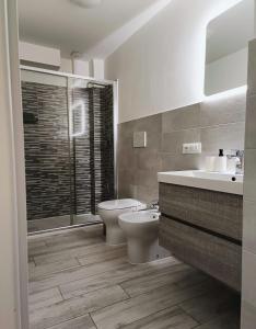 米蘭的住宿－YR Apartments Milan - Bocconi - Fashion Apartment，浴室配有卫生间、盥洗盆和淋浴。