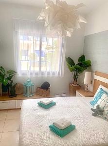 Säng eller sängar i ett rum på Alicante Hills Apartment Blue