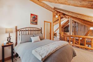 ein Schlafzimmer mit einem Bett in einem Zimmer mit Holzdecken in der Unterkunft Beautiful Log home outside of Sisters in Sisters + 30 Fotos