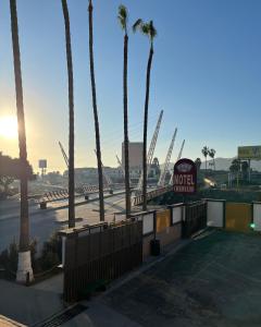un hôtel avec des palmiers dans un parking dans l'établissement Hotel Coronado, à Ensenada