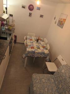 een keuken met een tafel en een quilt bij Appartamento nel centro storico di Caulonia in Caulonia