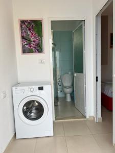 サランダにあるPrive Hill Sarandaのバスルーム(洗濯機、トイレ付) +37枚の写真