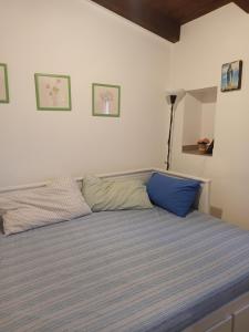 een bed met twee kussens in een slaapkamer bij Appartamento nel centro storico di Caulonia in Caulonia