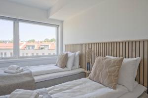 1 dormitorio con 2 camas y ventana grande en Bob W Gamle Oslo en Oslo