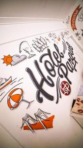 内科切阿Hotel Parque的墙上的字迹令人烦恼