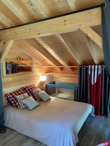 Кровать или кровати в номере L'Orpin Givré*** Chalet cosy avec grande mezzanine