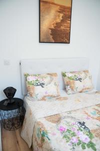 1 dormitorio con 1 cama y una foto en la pared en YELLOW HOME, en Fougères