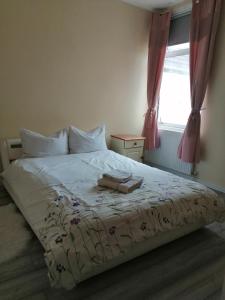 een bed met twee handdoeken in een slaapkamer bij Angelica place in Portsmouth