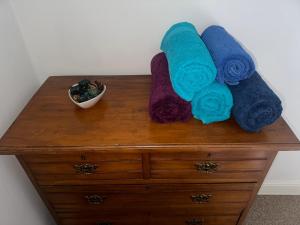 uma cómoda de madeira com toalhas por cima em Daniel’s Semi Rural Retreat em Clowne