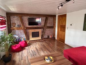 Телевизор и/или развлекательный центр в Romantische Ferienwohnung Marie - Historisches Flair und Infrarot-Sauna