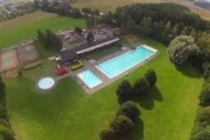 vista aerea di una piscina in un campo di Egen lägenhet i charmig miljö i Linköping V a Vikingstad
