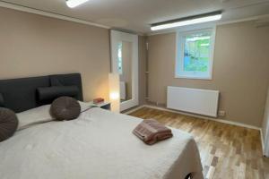 una camera con un grande letto e una finestra di Egen lägenhet i charmig miljö i Linköping V a Vikingstad