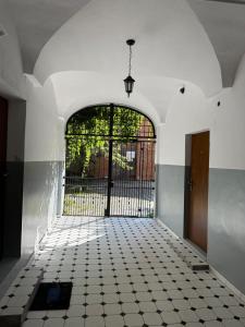 een toegang tot een gebouw met een deur en een tegelvloer bij Brama Krakowska - Old Town - Premium Apartment in Lublin