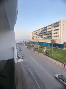 a view of a city street with a large building at Appartement Corniche Nador in Nador