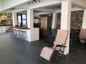 um quarto com cadeiras e uma cozinha com um balcão em Rustic Charm Cliffside Retreat em Jaibalito