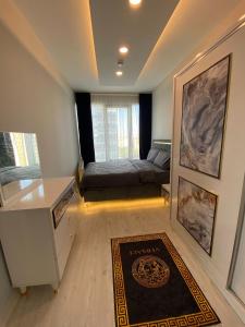 ein Wohnzimmer mit einem Sofa und einem Tisch in der Unterkunft Koza park Burgaz blok in Esenyurt