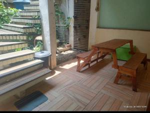 um quarto com um banco, uma mesa e um WC em Casa de Campo e Rústica com piscina, churrasqueira e banheira de uso privativo no Rio de Janeiro