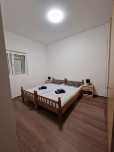 1 dormitorio con 1 cama grande en una habitación en Obiteljski stan Kaštel Lukšić, en Kaštela