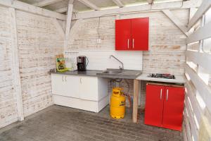 エフォリエ・ノルドにあるSeventonsの赤いキャビネットと黄色い消火器が備わるキッチン