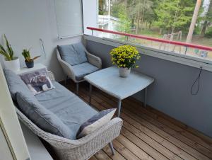 a balcony with a table and chairs and a window at Parvekkeellinen ja saunallinen kaksio Hyvinkäällä in Hyvinkää