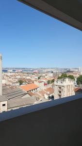 uma vista da cidade a partir de uma janela em Appartement 3 pièces + terrasse em Marselha