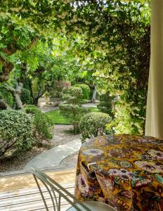 Jardin de l'établissement Hôtel Sous les Figuiers - Piscine, parking, centre ville