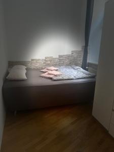 ウィーンにあるLauraTrendHomeのレンガの壁のドミトリールームのベッド1台分です。