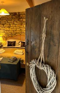 pokój z łóżkiem i liną w obiekcie Siam cottage guesthouse over 300 years old with Thai restaurant w mieście Moreton-in-Marsh