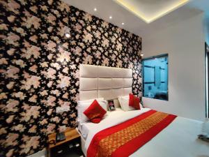 - une chambre avec un lit orné de motifs floraux dans l'établissement Hotel Ontario, à Patiala