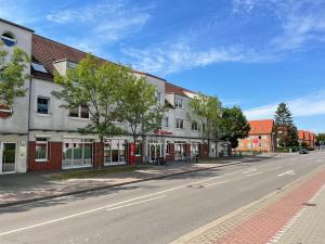una calle vacía en una ciudad con edificios en Ferienwohnung Kranichnest en Neubrandenburg
