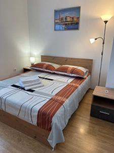 - une chambre avec un grand lit et un cadre en bois dans l'établissement Apartment Pergola, à Kaštela