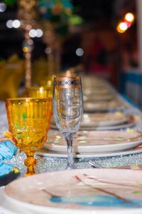 una mesa con dos copas de vino y platos en ella en Hotel Raices de la Guajira, en Santa Marta