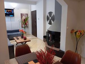 TV a/nebo společenská místnost v ubytování The Genius apartment 3 rooms, Α floor 3 υπνοδωμάτια, A όροφος