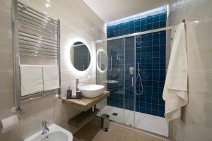 een badkamer met een wastafel, een toilet en een douche bij NUMISIA Guest House in Terracina