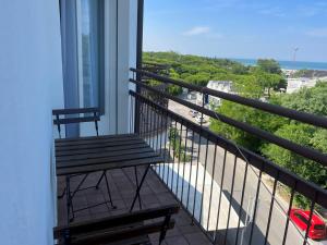 balcón con banco y vistas al océano en X Hotel, en Punta Marina