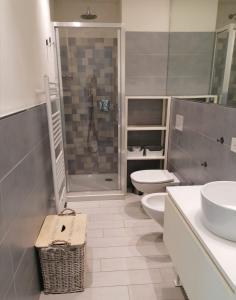een badkamer met een toilet, een wastafel en een douche bij Appartamento La Corte in Forte dei Marmi