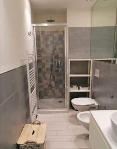een badkamer met een douche, een toilet en een wastafel bij Appartamento La Corte in Forte dei Marmi