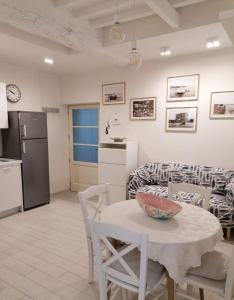 een keuken en een woonkamer met een tafel en stoelen bij Appartamento La Corte in Forte dei Marmi