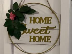 una corona con las palabras hogar dulce hogar en Sweet Home Apartament en Predeal