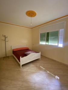 um quarto com uma cama e uma cruz na parede em APARTAMENTO moulay boslham em Kenitra