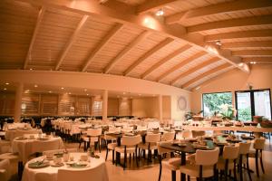 - une salle de banquet avec des tables et des chaises blanches dans l'établissement Alfa Inn, à Blankenberge