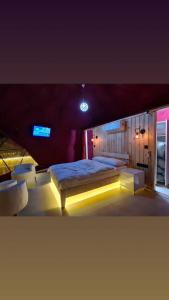 ein Schlafzimmer mit einem großen Bett mit in der Unterkunft Besega Bungalow in Uzungöl